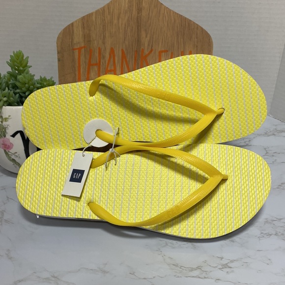 Gap yellow flip flops size 10 - Picture 2 of 6